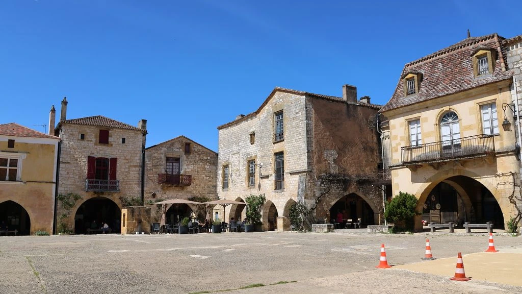 La bastide en pierre du XVIIIe siècle parmi les oliviers centenaires, à l'heure dorée