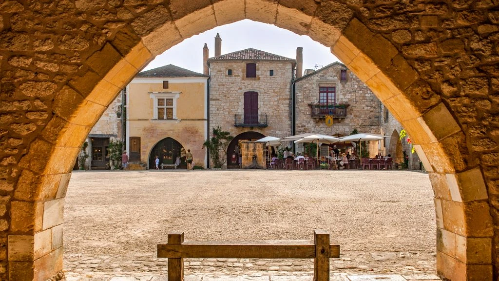 Façade en pierre de la bastide au crépuscule, à Lauris en Luberon